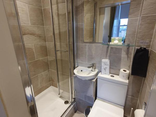 18 Craigmillar Park : photo 2 de la chambre petite chambre double compacte avec douche 