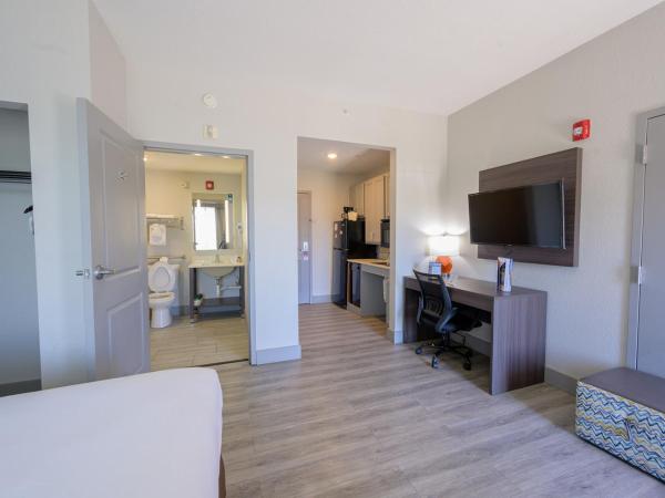 Hawthorn Extended Stay by Wyndham Panama City Beach : photo 4 de la chambre suite studio lit queen-size accessible aux personnes à mobilité réduite - non-fumeurs