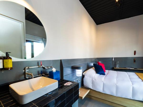 Hotel NEXT : photo 3 de la chambre chambre lit queen-size avec balcon