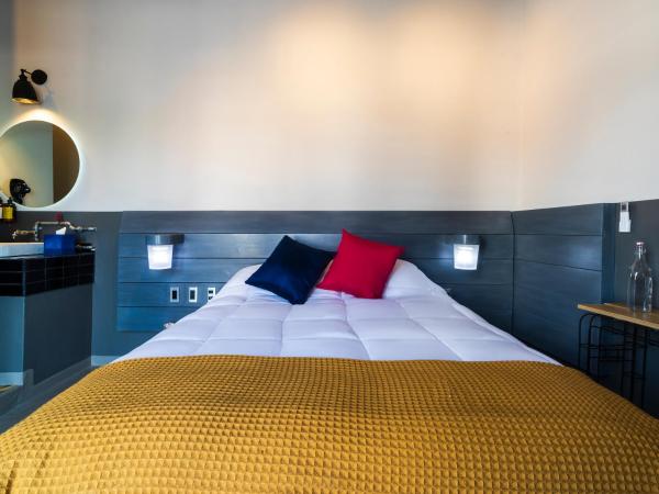 Hotel NEXT : photo 5 de la chambre chambre lit queen-size avec balcon