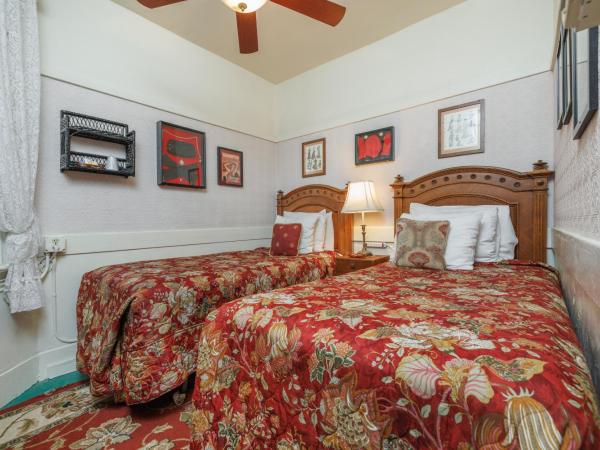 San Remo Hotel : photo 2 de la chambre hébergement avec 2 lits jumeaux et salle de bains commune