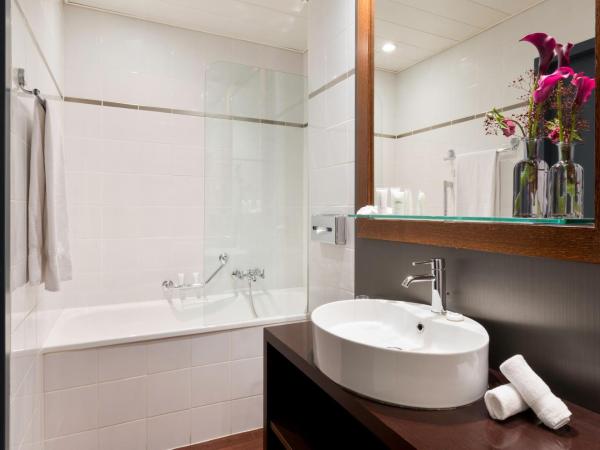 Auteuil Manotel : photo 5 de la chambre chambre familiale (4 adultes + 1 enfant)