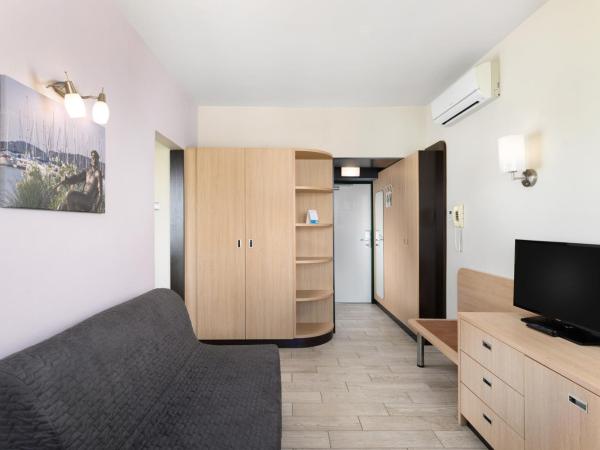 Danubius Hotel Marina : photo 3 de la chambre suite avec balcon et climatisation