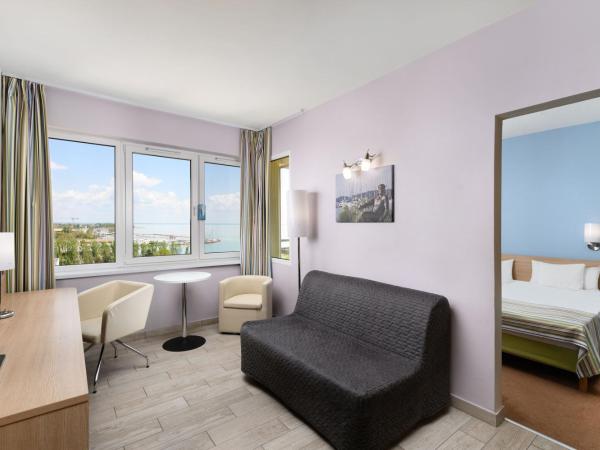 Danubius Hotel Marina : photo 4 de la chambre suite avec balcon et climatisation