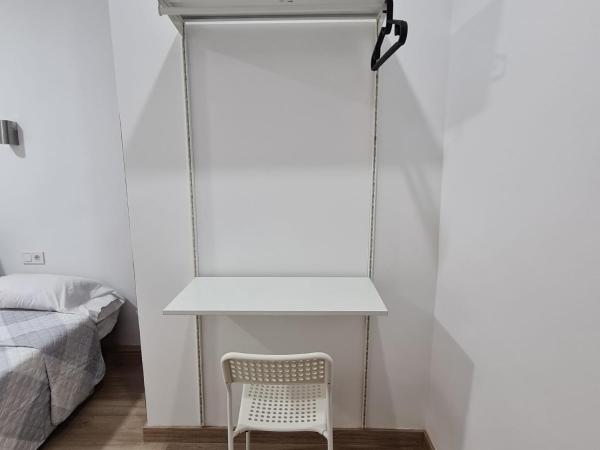 Hostal Vara Madrid : photo 1 de la chambre chambre lits jumeaux