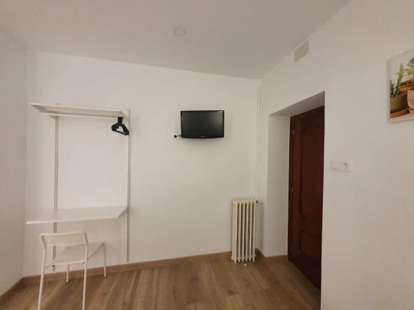 Hostal Vara Madrid : photo 7 de la chambre chambre familiale