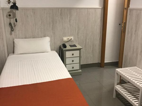 Hostal La Terrassa : photo 2 de la chambre chambre lits jumeaux intérieure sans vue