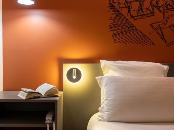 Hôtel restaurant Kyriad Fréjus : photo 9 de la chambre chambre double