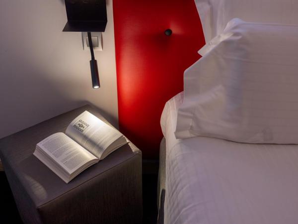 Hôtel restaurant Kyriad Fréjus : photo 10 de la chambre chambre lits jumeaux