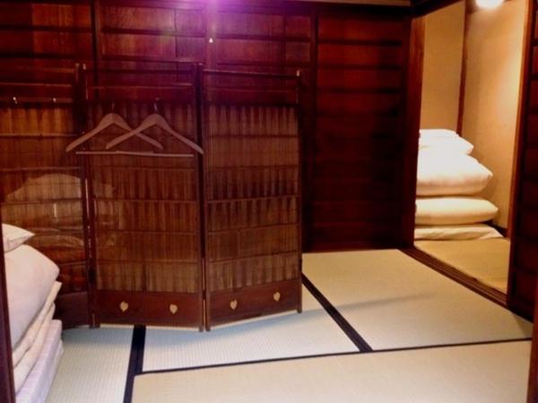 Guest House Kingyoya : photo 2 de la chambre dortoir de style japonais réservé aux hommes avec futons simples