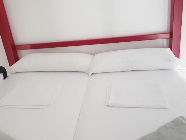 El Hostel & CO : photo 9 de la chambre chambre familiale avec salle de bains privative