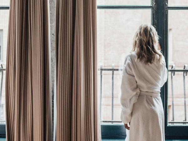 Auberge du Vieux Port by Gray Collection : photo 6 de la chambre chambre lit king-size premier - vue sur rue saint-paul