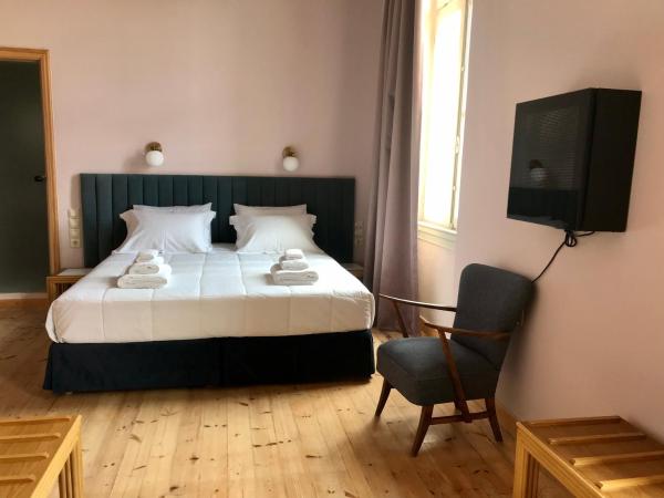 VASILIKON Hotel 1888 the past is present HISTORICAL PRESERVATION MONUMENT : photo 4 de la chambre chambre lit king-size avec balcon