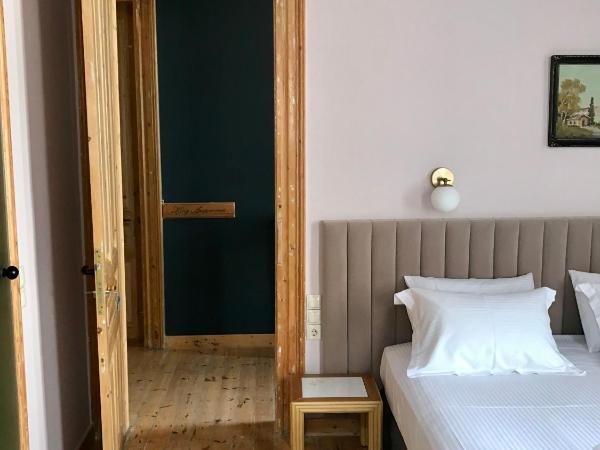 VASILIKON Hotel 1888 the past is present HISTORICAL PRESERVATION MONUMENT : photo 1 de la chambre chambre lit king-size avec balcon