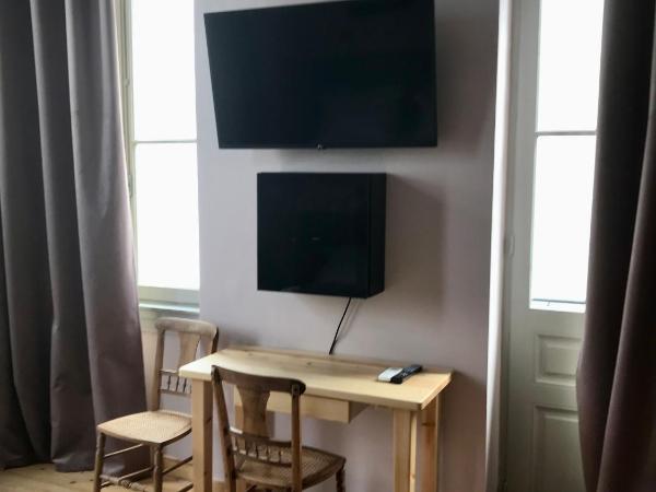 VASILIKON Hotel 1888 the past is present HISTORICAL PRESERVATION MONUMENT : photo 8 de la chambre chambre lit king-size avec balcon