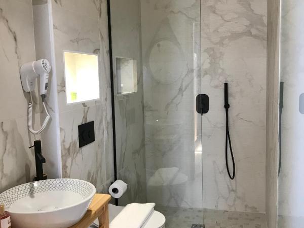 VASILIKON Hotel 1888 the past is present HISTORICAL PRESERVATION MONUMENT : photo 9 de la chambre chambre lit king-size avec balcon