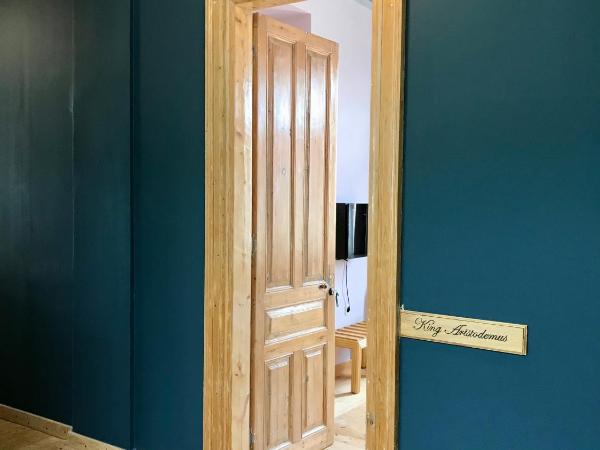 VASILIKON Hotel 1888 the past is present HISTORICAL PRESERVATION MONUMENT : photo 4 de la chambre chambre lit king-size avec balcon