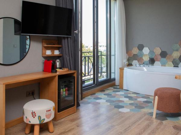 Istanbul Old City Colorful Houses Balat PETRION Hotel : photo 3 de la chambre suite lit queen-size avec baignoire spa