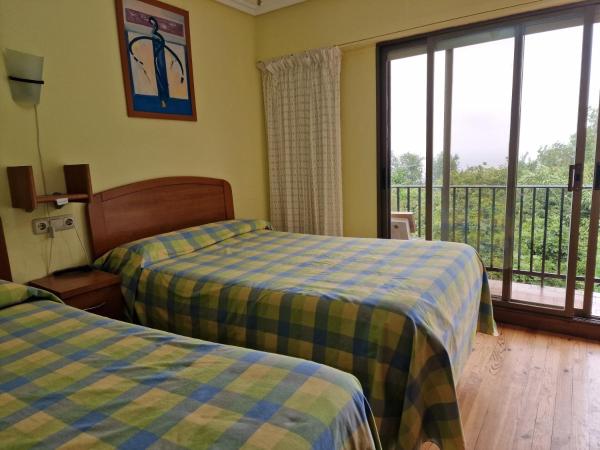 Pensión Tximistarri : photo 3 de la chambre chambre lits jumeaux avec salle de bains commune