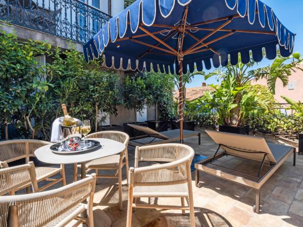 Le Yaca Saint-Tropez : photo 3 de la chambre suite duplex avec terrasse - vue sur jardin