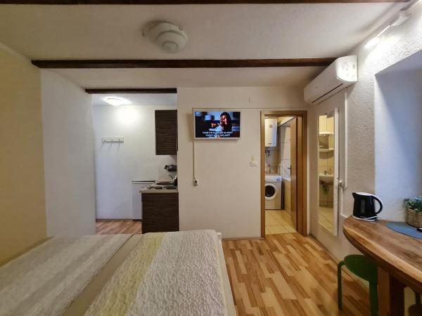 Rooms & Studio Apartments Šibenik : photo 1 de la chambre studio lit queen-size