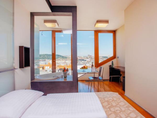 Wenceslas Square Hotel - Czech Leading Hotels : photo 1 de la chambre chambre double de luxe avec vue sur le château de prague