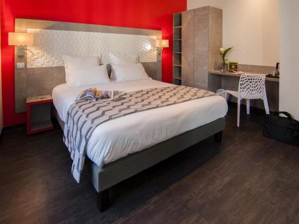 Hôtel Carré Vieux Port : photo 3 de la chambre chambre double supérieure avec grand lit et douche