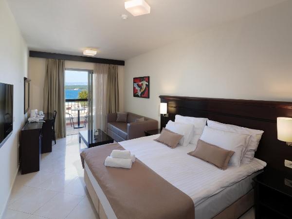Blue Waves Resort : photo 5 de la chambre chambre double supérieure avec balcon - vue sur mer