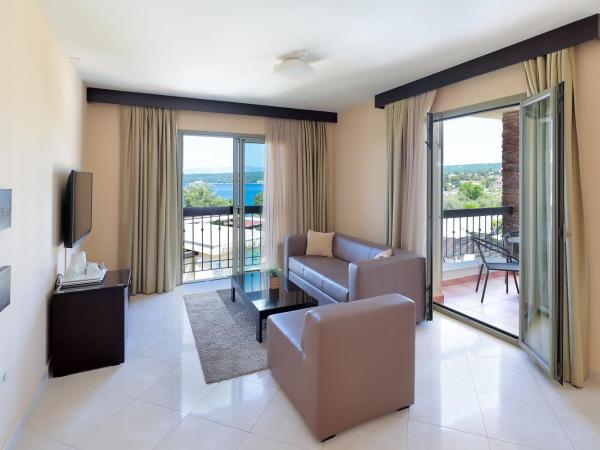 Blue Waves Resort : photo 4 de la chambre suite familiale premium avec balcon - vue sur mer