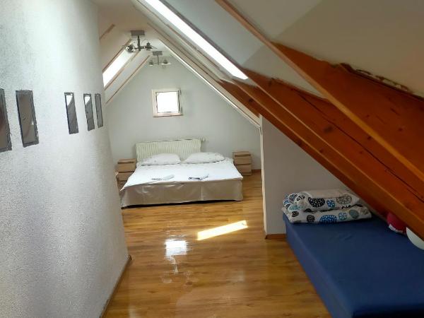 Hostel Madeira : photo 3 de la chambre chambre familiale avec salle de bains privative