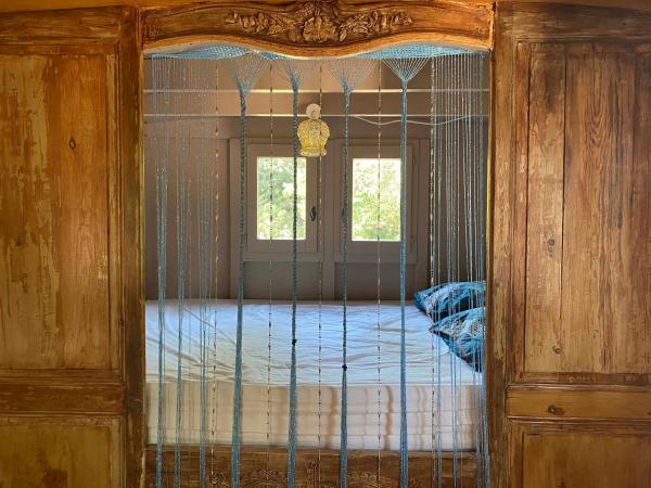 Les roulottes de Bayama - logement insolite avec jacuzzi : photo 3 de la chambre maison de vacances tzigane