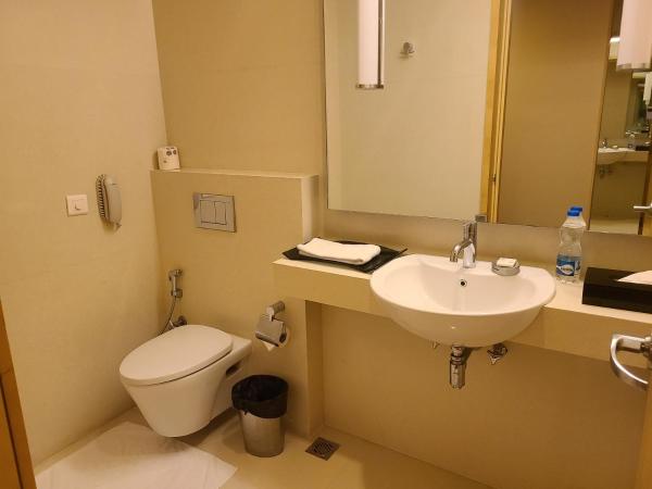 Novotel Hyderabad Airport : photo 3 de la chambre executive queen suite with two way airport transfer, privileged access to executive lounge with drinks (selected imfl) and snacks from 6-8 pm