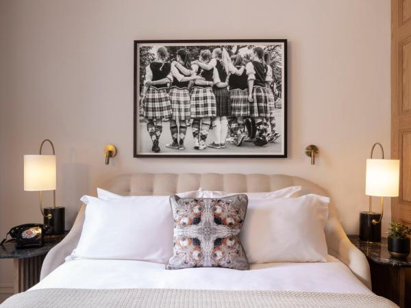 Virgin Hotels Edinburgh : photo 2 de la chambre suite lit king-size - vue sur château