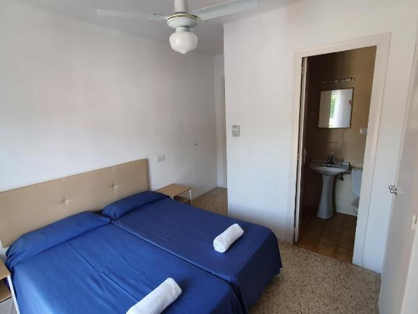 Hostal Cruz : photo 2 de la chambre chambre lits jumeaux avec balcon