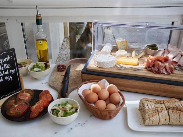 Logis Hôtel Le Rodin : photo 7 de la chambre chambre quadruple - vue sur jardin