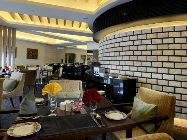 Grand Margherita Hotel : photo 3 de la chambre executive deluxe - king bed (river view)