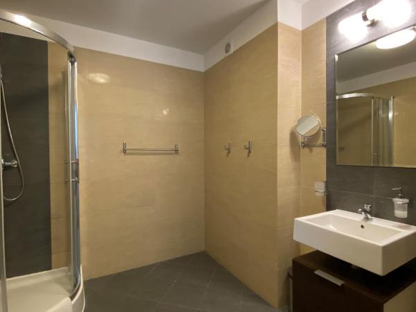 Ośrodek Warszawianka : photo 10 de la chambre chambre triple avec salle de bains