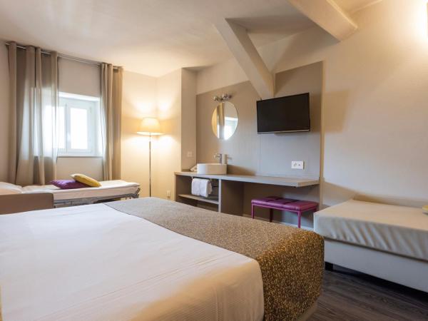 Hotel Alexandra : photo 1 de la chambre chambre triple avec douche & toilettes communes