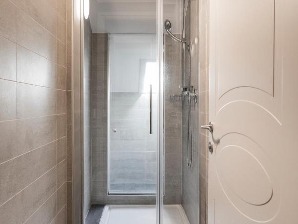 Hotel Alexandra : photo 4 de la chambre chambre double avec douche et toilettes communes