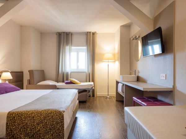 Hotel Alexandra : photo 2 de la chambre chambre triple avec douche & toilettes communes