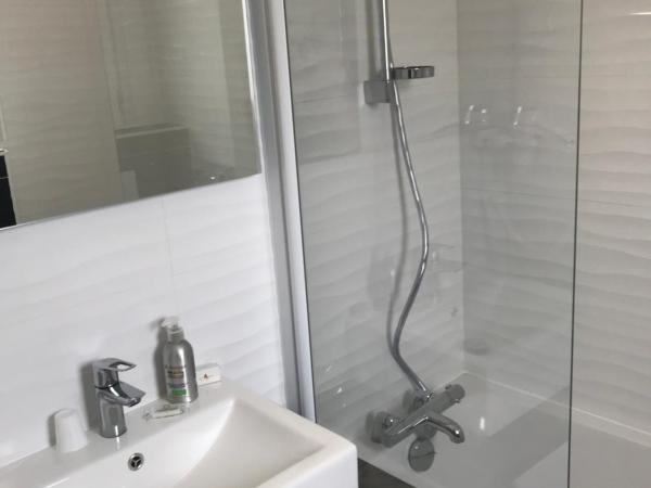 Les Pastels : photo 3 de la chambre chambre double avec baignoire