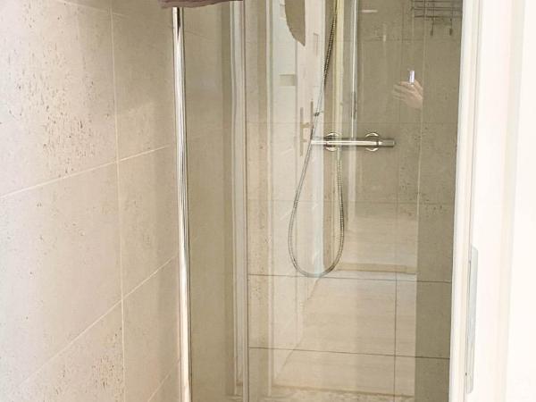 Villa K2 : photo 3 de la chambre chambre triple confort avec douche