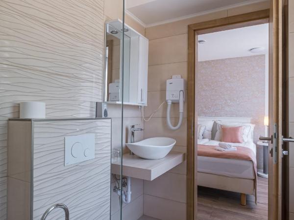 Füred Centrum Panzió : photo 4 de la chambre chambre standard lit queen-size