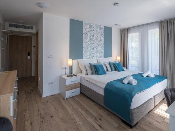 Füred Centrum Panzió : photo 1 de la chambre chambre double ou lits jumeaux avec lit d'appoint