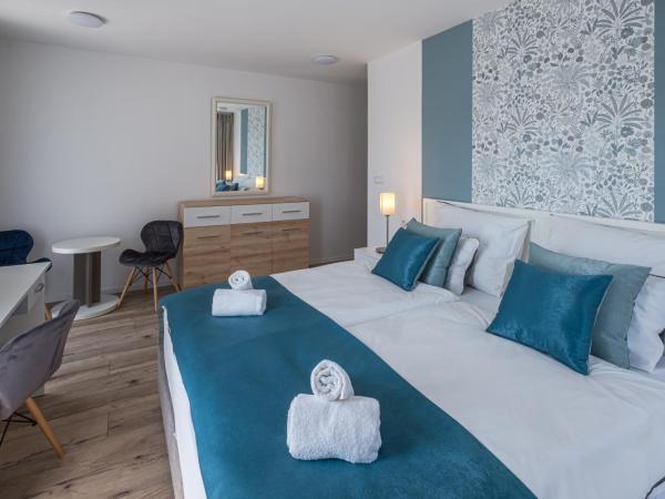 Füred Centrum Panzió : photo 2 de la chambre chambre double ou lits jumeaux avec lit d'appoint