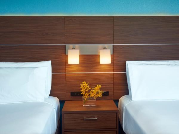 Holiday Inn Express Waikiki, an IHG Hotel : photo 1 de la chambre chambre avec 2 lits queen-size - vue sur ville