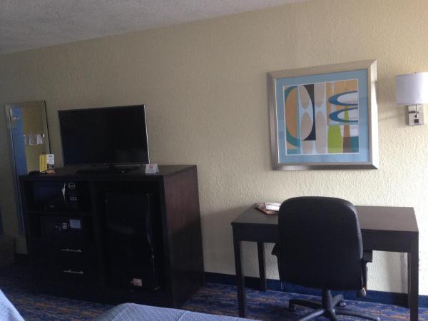 Days Inn by Wyndham Seaworld Lackland AFB : photo 3 de la chambre chambre 2 lits queen-size - non-fumeurs
