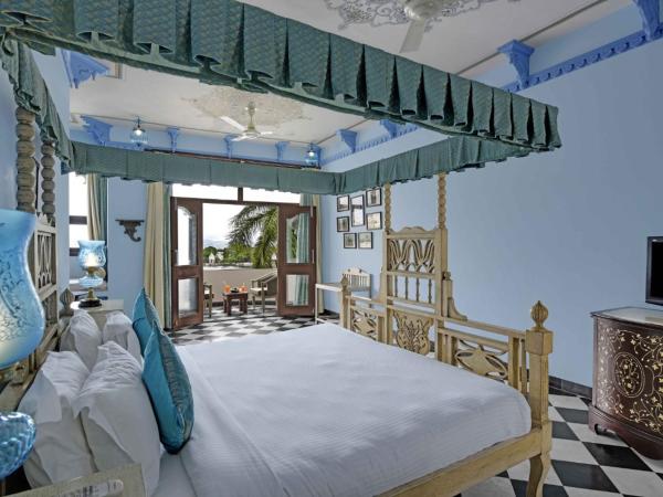 Swaroop Vilas - Lake Facing Boutique Hotel : photo 1 de la chambre suite lit king-size avec balcon