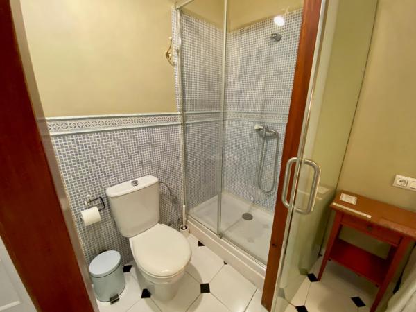 Pensión España : photo 3 de la chambre chambre double Économique intérieure avec salle de bains privative