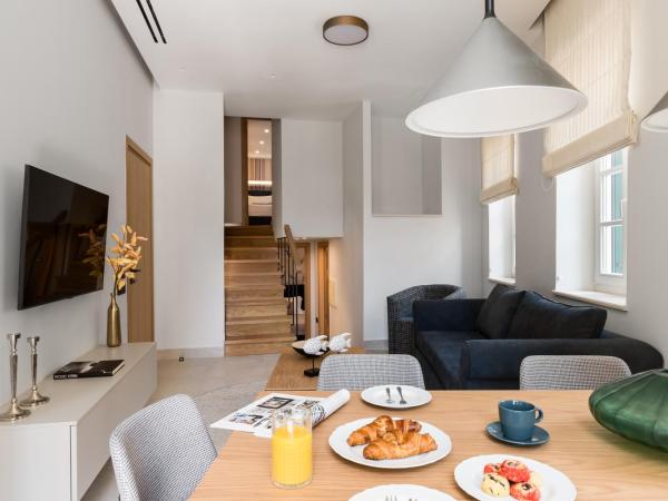 New York Luxury Suites : photo 5 de la chambre suite lit king-size avec balcon